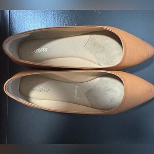 Trotters Women's Brown Flats